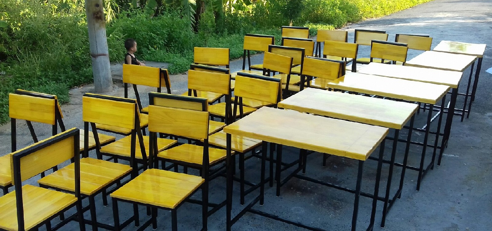 hình ảnh Thiết kế và sản xuất bàn ghế cafe tại Quảng Ninh