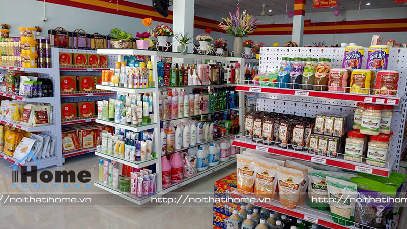 sắp xếp sản phẩm gọn gàng trên kệ